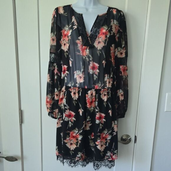 White House Black Market Dresses & Skirts - White House Black Market Pink Floral V-Neck Bishop Sleeve Dress With Lace Accent